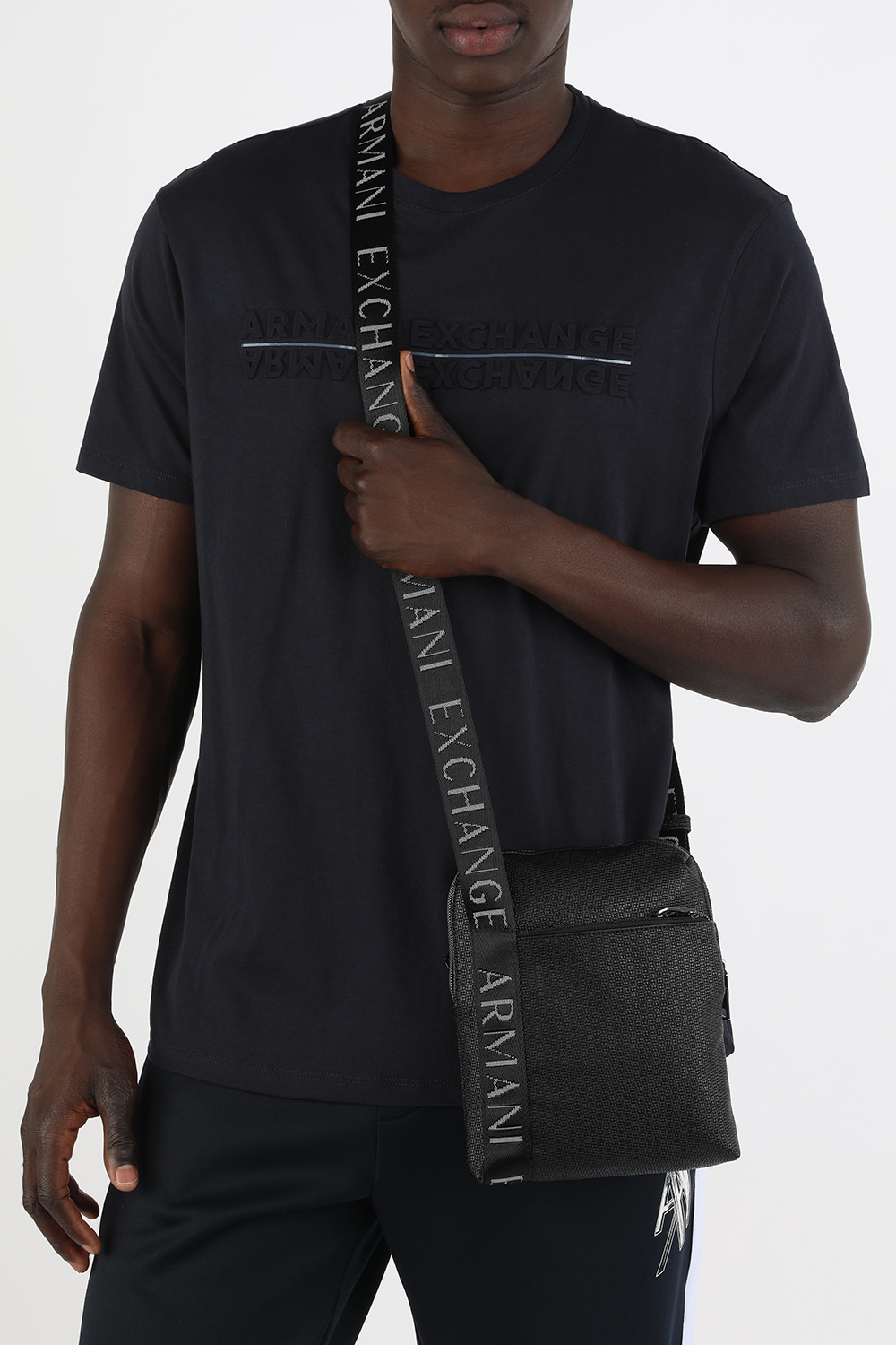 תמונת כל הלוק של תיק צד עם לוגוטייפ בגוון שחור